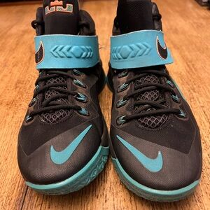 Youth Nike lebron basketball shoes
